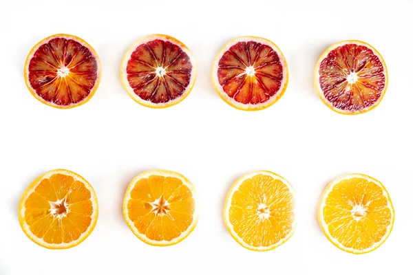 Rote Und Gelbe Sizilianische Orangen Abgeschnitten Draufsicht Isoliert Auf Weiß — Stockfoto