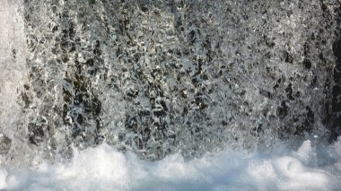 Parktaki küçük bir nehirde küçük bir şelale.