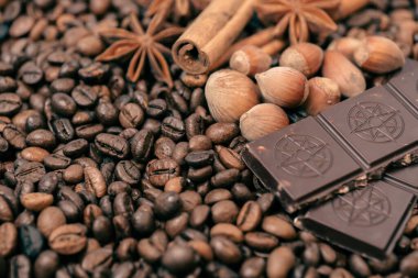 Kahve çekirdekleri yakın, tarçın, fındık ve çikolata, arka plan resmi