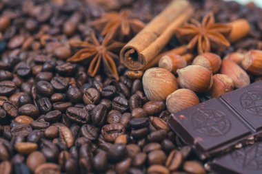 Kahve çekirdekleri yakın, tarçın, fındık ve çikolata, arka plan resmi