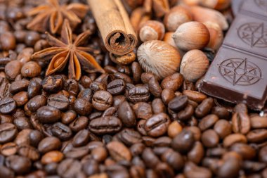 Kahve çekirdekleri yakın, tarçın, fındık ve çikolata, arka plan resmi