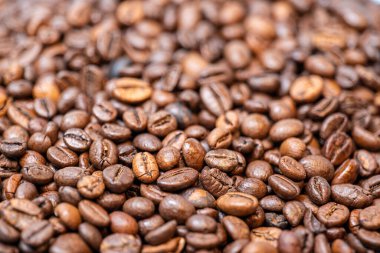 Kahve çekirdekleri yakın plan, ön plan ve arka plan bulanık, ortaya odaklan