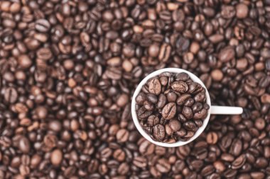 Kahve çekirdekleri yakın ve kahve çekirdekleri dolu.