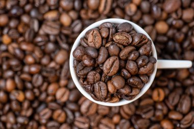 Kahve çekirdekleri yakın ve kahve çekirdekleri dolu.