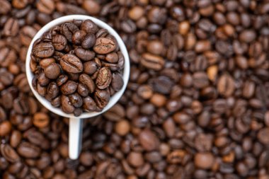 Kahve çekirdekleri yakın ve kahve çekirdekleri dolu.