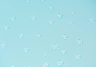 Turkuaz zemin üzerinde küçük su damlaları