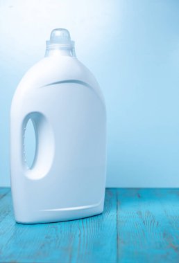 Su damlaları ile mavi arkaplan üzerinde kontak lensler, çanta ve araçlar