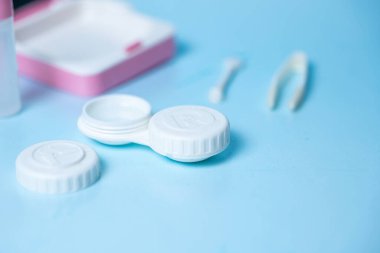 mavi arkaplandaki kontakt lensler için seyahat kiti