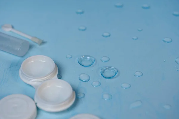 Kontaktlinsen Etui Und Werkzeuge Auf Blauem Hintergrund Mit Wassertropfen — Stockfoto