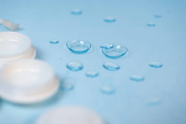 Kontaktlinsen Auf Blauem Hintergrund Mit Wassertropfen — Stockfoto