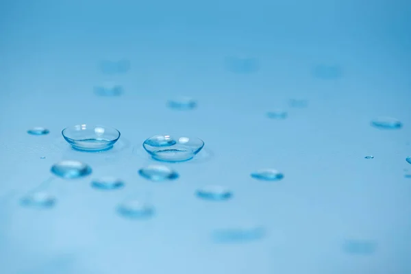 Kontaktlinsen Auf Blauem Hintergrund Mit Wassertropfen — Stockfoto