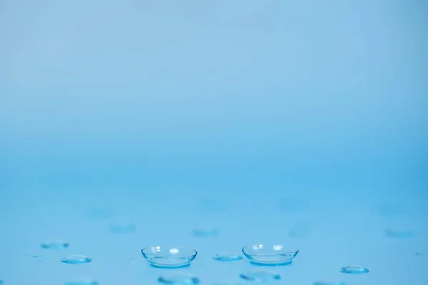 Lentes Contato Fundo Azul Com Gotas Água — Fotografia de Stock