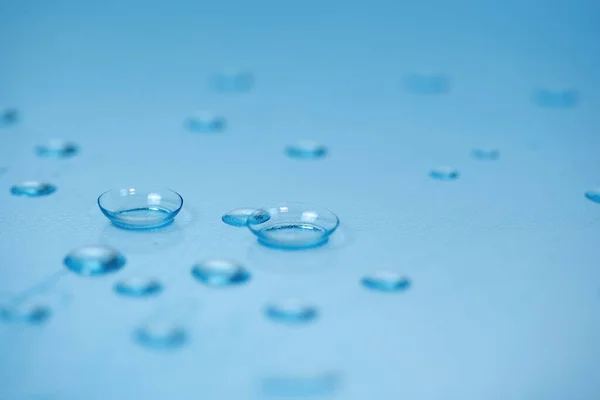 Kontaktlinsen Auf Blauem Hintergrund Mit Wassertropfen — Stockfoto