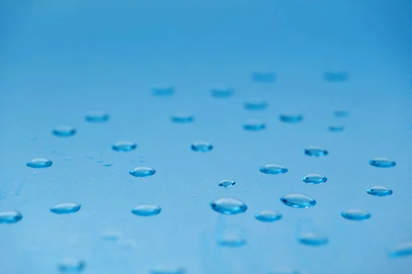 Kleine Wassertropfen Auf Blauem Hintergrund — Stockfoto