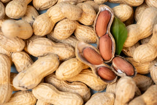 Banyak Kacang Hampir Semua Tertutup Dan Beberapa Daun Terbuka Dan Stok Foto Bebas Royalti