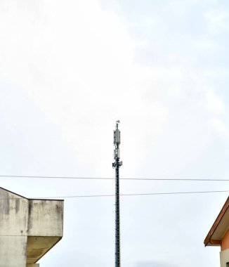 Özel evlerin çatıları arasındaki iletişim kulesi 5G