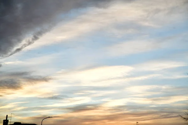 Före Solnedgången Över Himlen Med Mörka Silhuetter Hus — Stockfoto