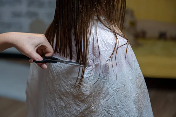 Hair Cutting Home Mom Cuts Daughter Hair Kitchen — Stock Photo, Image