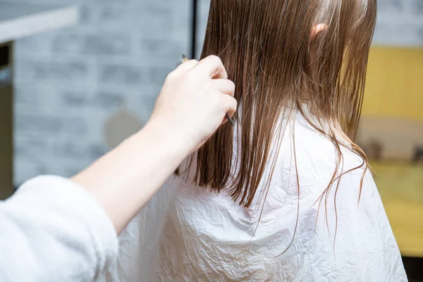 Hair Cutting Home Mom Cuts Daughter Hair Kitchen — Stock Photo, Image