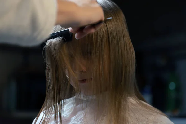 Hair Cutting Home Mom Cuts Daughter Hair Kitchen — Stock Photo, Image