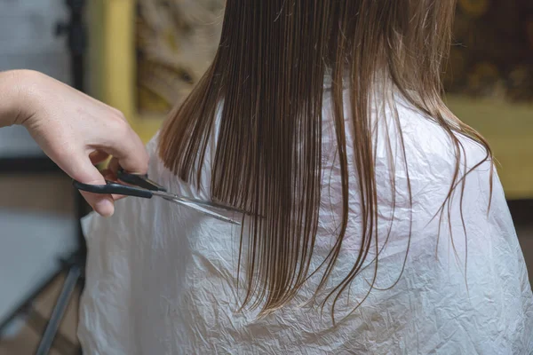 Hair Cutting Home Mom Cuts Daughter Hair Kitchen — Stock Photo, Image