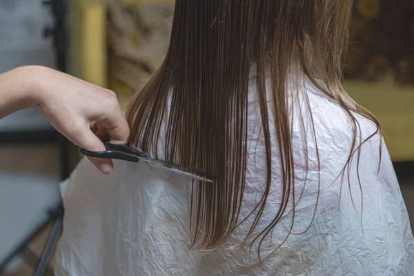 Hair Cutting Home Mom Cuts Daughter Hair Kitchen — Stock Photo, Image