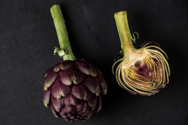 Koyu gri arka planda taze enginarlar.