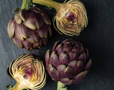 Koyu gri arka planda taze enginarlar.