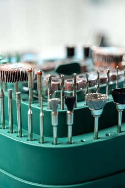 Küçük yüzeyleri ve tahta ve plastikten yapılmış parçaları işlemek için kesiciler.