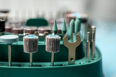 Küçük yüzeyleri ve tahta ve plastikten yapılmış parçaları işlemek için kesiciler.