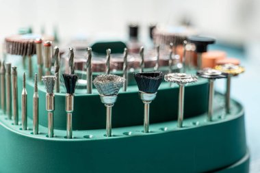 Küçük yüzeyleri ve tahta ve plastikten yapılmış parçaları işlemek için kesiciler.