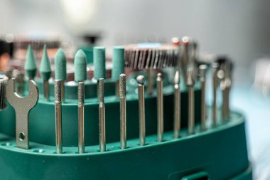 Küçük yüzeyleri ve tahta ve plastikten yapılmış parçaları işlemek için kesiciler.