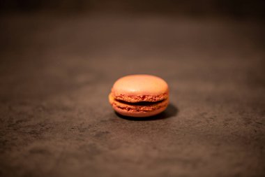 Koyu gri arka planda çok renkli badem kurabiyeleri