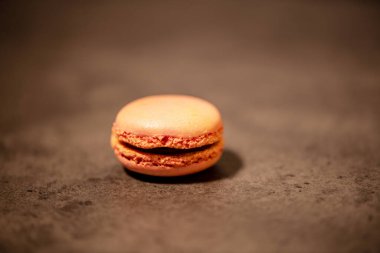 Koyu gri arka planda çok renkli badem kurabiyeleri