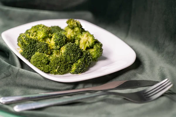 Hälsosam Mat Kokt Broccoli Vit Platta Mörkgrön Trasa — Stockfoto