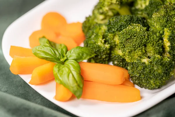 Cibo Sano Broccoli Bolliti Carote Foglie Basali Piatto Bianco Panno — Foto Stock