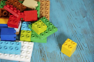 buharla işlenen yapıcının farklı boyut ve renk blokları