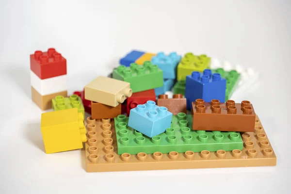 buharla işlenen yapıcının farklı boyut ve renk blokları