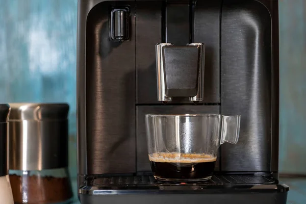 Kaffeemaschine Macht Espresso Auf Blauem Holzhintergrund Stockbild