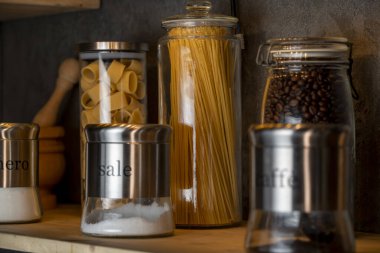 makarna, spagetti, şeker, tuz ve kahve farklı raflarda.