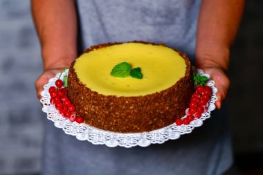 Ellerinde nefis bir cheesecake ve fırıncı kızı