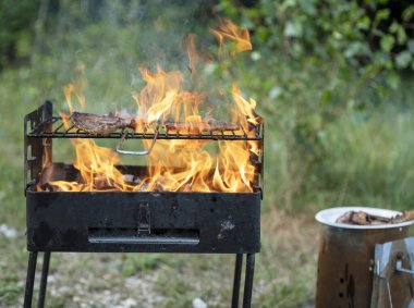 Et, yanan bir ızgarada kızarır.