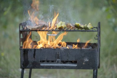 Et, yanan bir ızgarada kızarır.