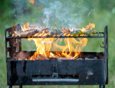 Et, yanan bir ızgarada kızarır.