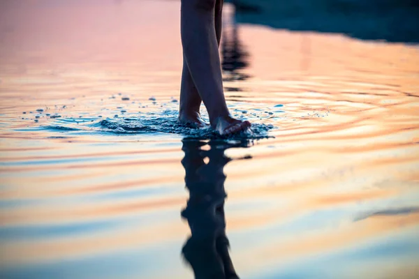 Girl Seashore Sunset Walks Water Only Legs Visible — Stock Photo, Image