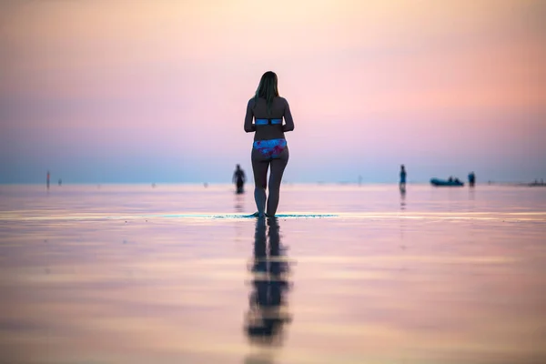 Girl Seashore Sunset Walks Water — Stock Photo, Image