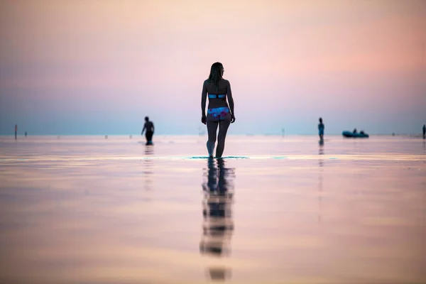 Girl Seashore Sunset Walks Water — Stock Photo, Image