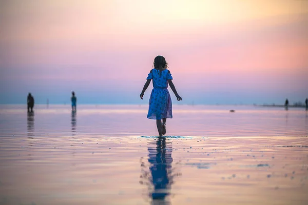 Girl Dress Seashore Sunset Walks Water — Stock Photo, Image