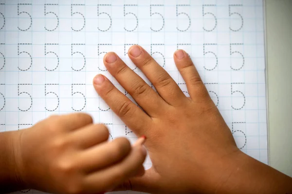 Okula geri dön, küçük çocuk yazmayı öğren.