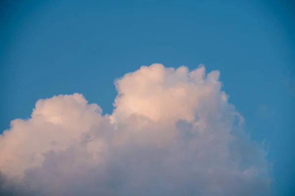 Nagy Felhő Égen Naplemente Előtt Háttér Kép — Stock Fotó
